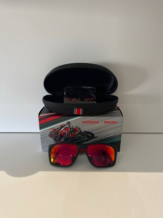 Gafas de sol Carrera x Ducati. Negras y rojas.