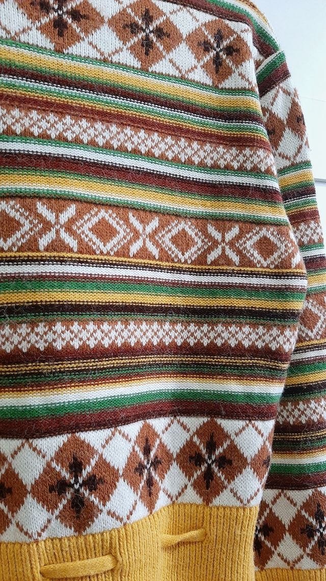 Jersey cuello alto estampado geométrico