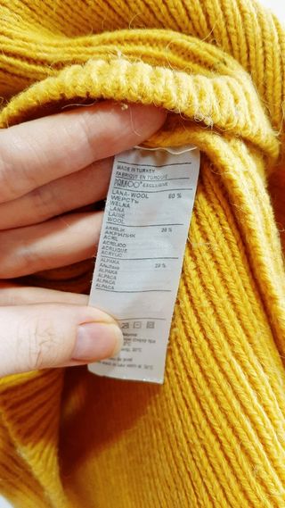 Jersey cuello alto estampado geométrico