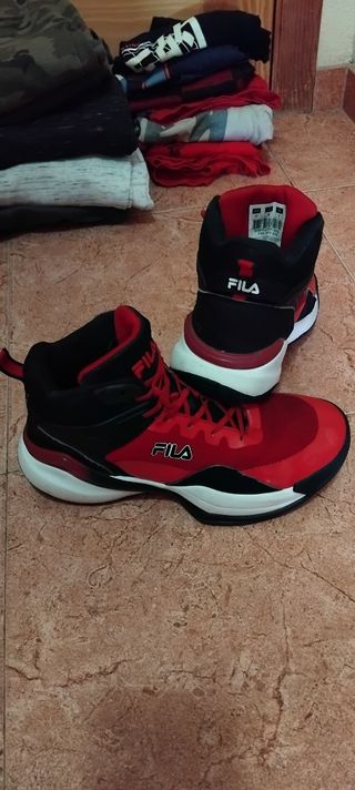 Zapatillas Fila Negras y Rojas de botin