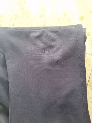 Pantalón deportivo azul marino.
