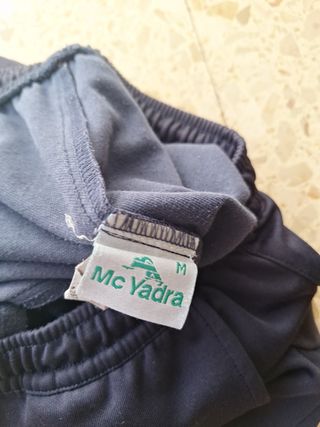 Pantalón deportivo azul marino.