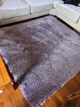 Alfombra pelo púrpura y blanco.
