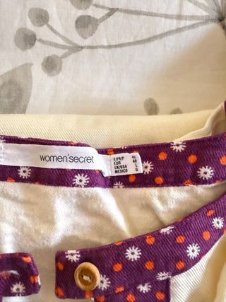 Camisón blanco con detalles morados