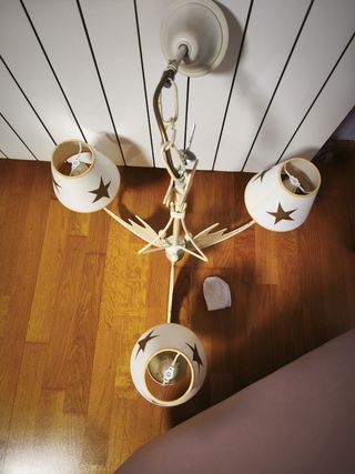 Lámpara de techo beige y dorada