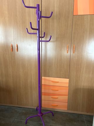 Perchero de pie morado