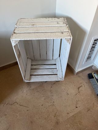 Caja decorativa de madera con ruedas