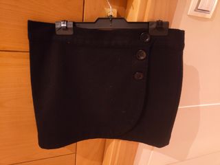 Falda negra con botones