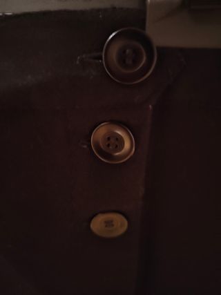 Falda negra con botones