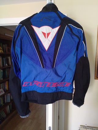Chaqueta Moto Dainese Azul y Negra. 