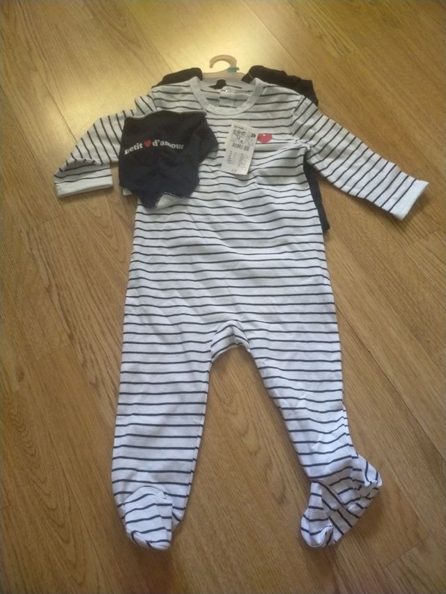 Pijama de rayas para bebé