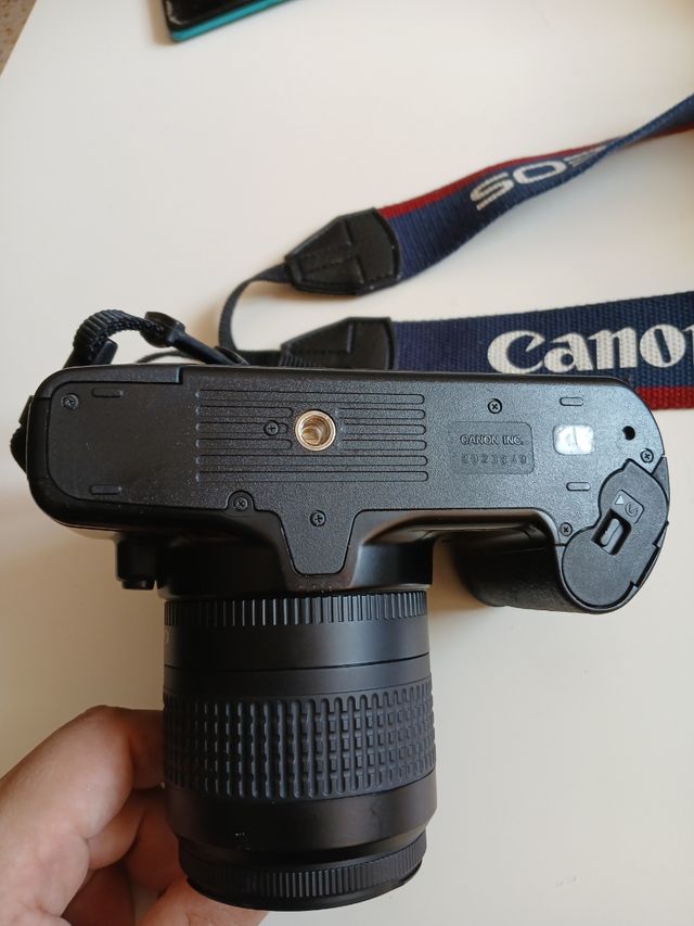 Cámara Canon EOS 500 con objetivo EF 35-80mm