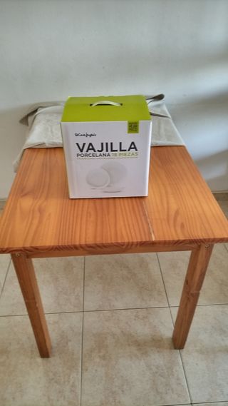 Mesa de pino con vajilla El Corte Inglés