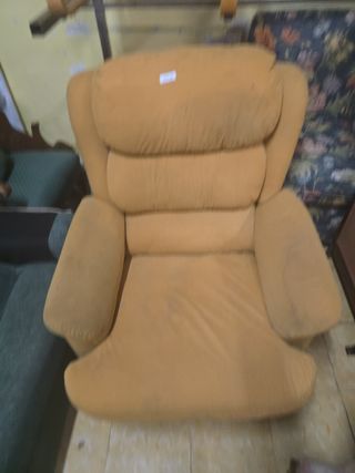 Sillón de tela amarillo