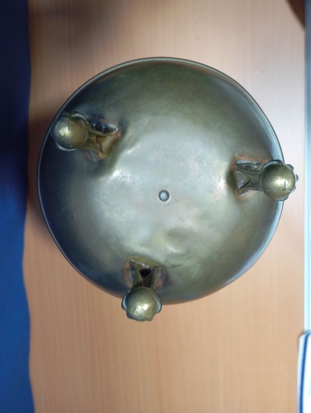 Jarrón antiguo de latón con patas
