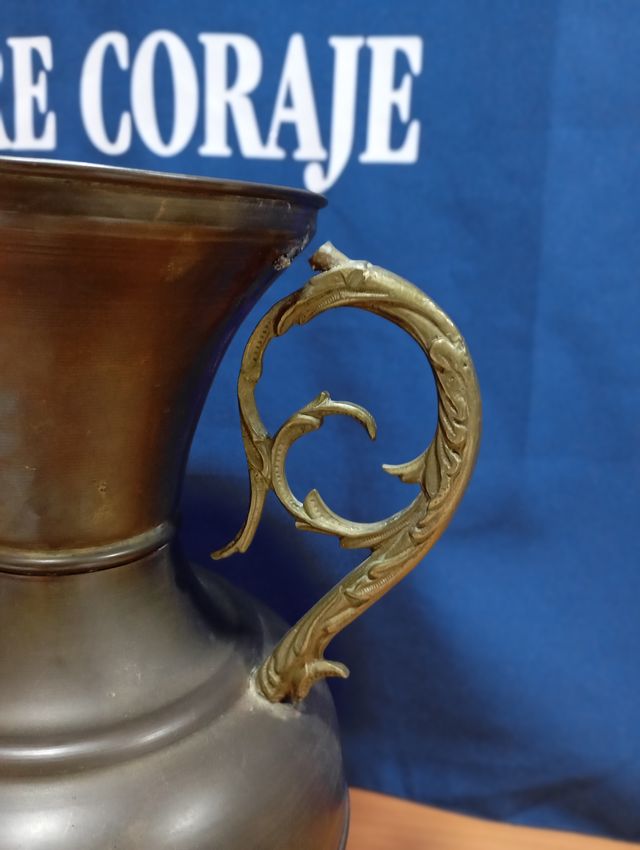 Jarrón antiguo de latón con patas