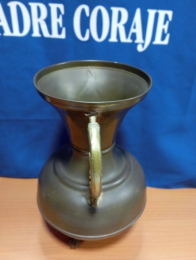 Jarrón antiguo de latón con patas