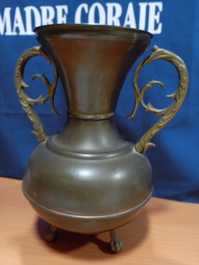 Jarrón antiguo de latón con patas