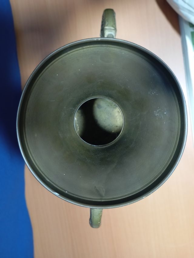 Jarrón antiguo de latón con patas