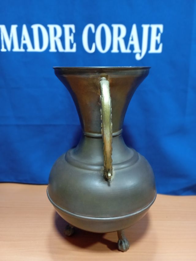 Jarrón antiguo de latón con patas