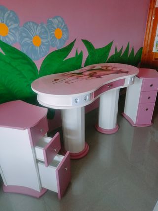 Mesa diseño uñas con 4 enchufes