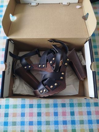 Sandalias de tacón de madera y tiras negras