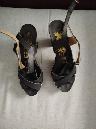 Sandalias de tacón de madera y tiras negras