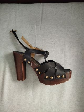 Sandalias de tacón de madera y tiras negras