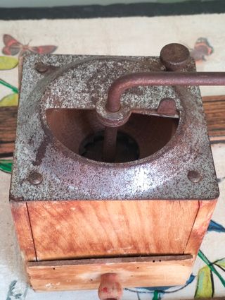 Molinillo de café antiguo de madera y metal