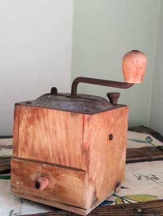 Molinillo de café antiguo de madera y metal