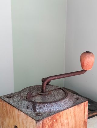 Molinillo de café antiguo de madera y metal