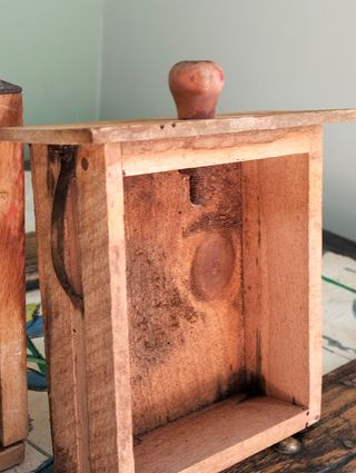 Molinillo de café antiguo de madera y metal