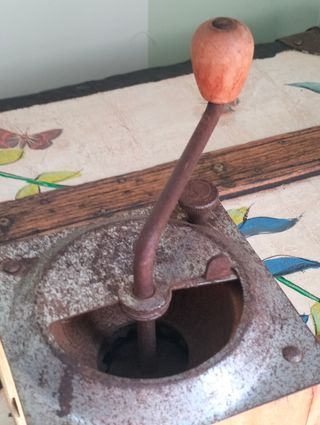 Molinillo de café antiguo de madera y metal