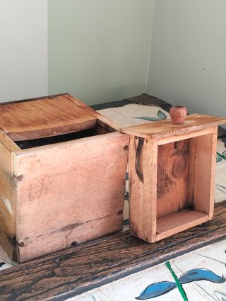 Molinillo de café antiguo de madera y metal