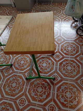 Pupitre infantil madera y metal verde