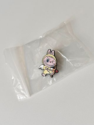 Spillo labubu beige ghiallo nuovo pin metallo