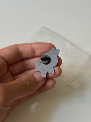 Spillo labubu beige ghiallo nuovo pin metallo