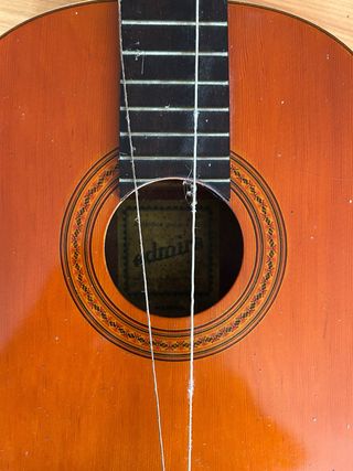 Guitarra clásica sin cuerdas