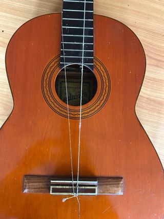 Guitarra clásica sin cuerdas