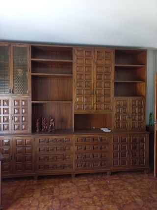 Mueble de salón de madera y cristal