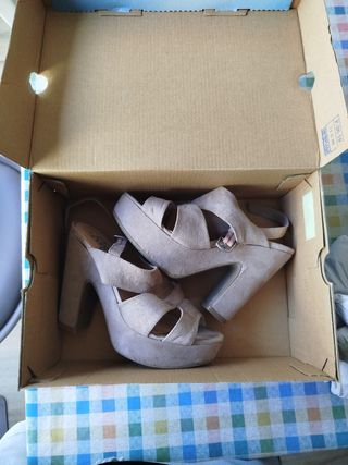 Sandalias de tacón beige rosa con plataforma