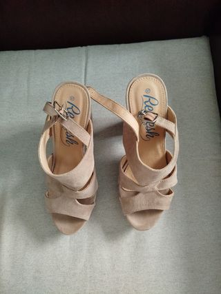 Sandalias de tacón beige rosa con plataforma