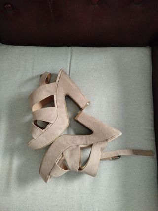 Sandalias de tacón beige rosa con plataforma