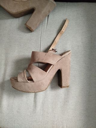Sandalias de tacón beige rosa con plataforma