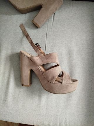 Sandalias de tacón beige rosa con plataforma