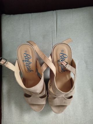 Sandalias de tacón beige rosa con plataforma