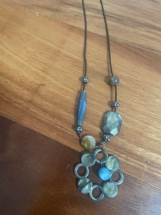 Collar con colgante floral y cuentas