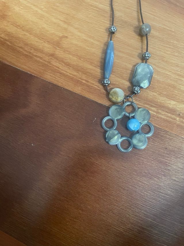 Collar con colgante floral y cuentas