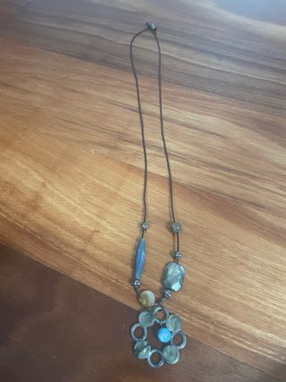 Collar con colgante floral y cuentas