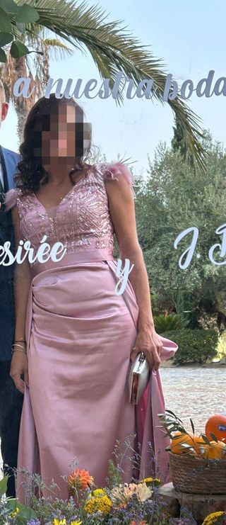 Vestido largo raso rosa con cola y plumas